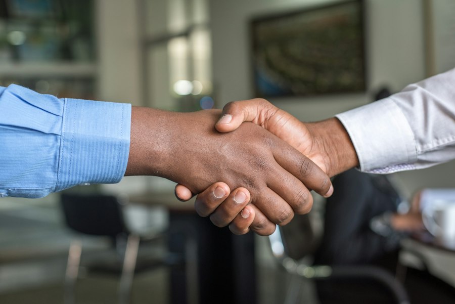 Handshake solidarity union